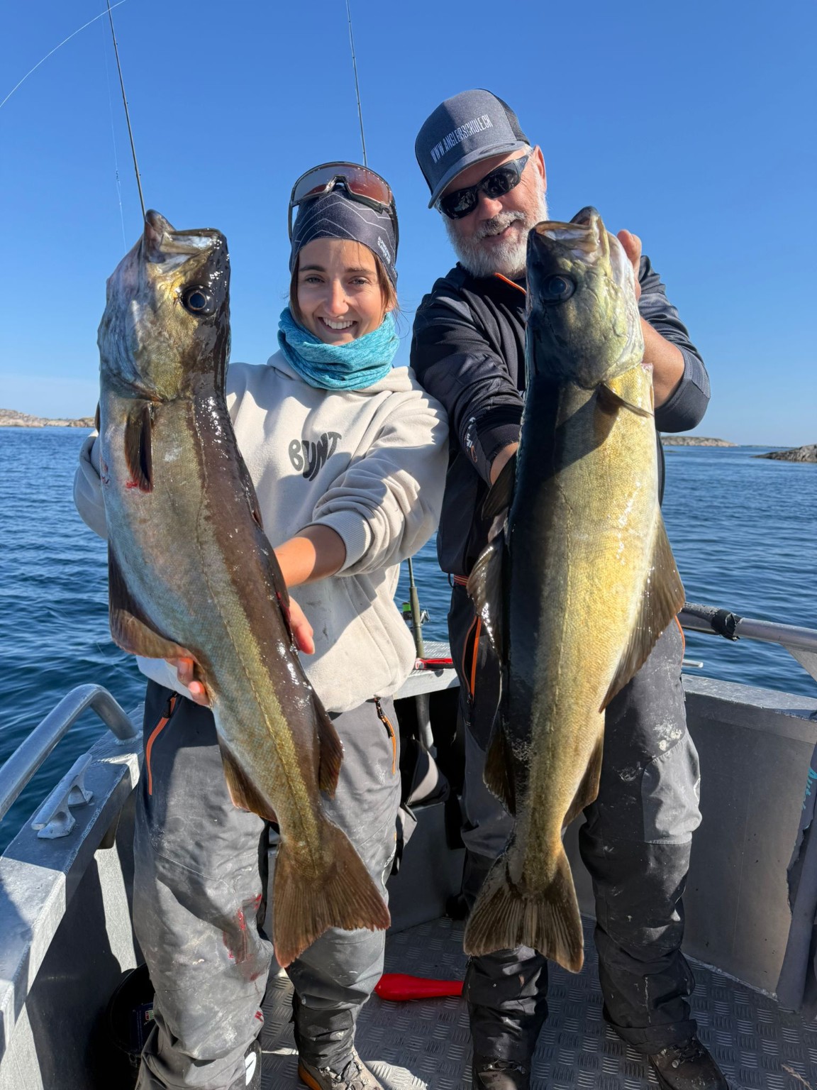 Zwei Fischer mit grossen Fischen bei einem gemeinsamen Angelerlebnis in Norwegen